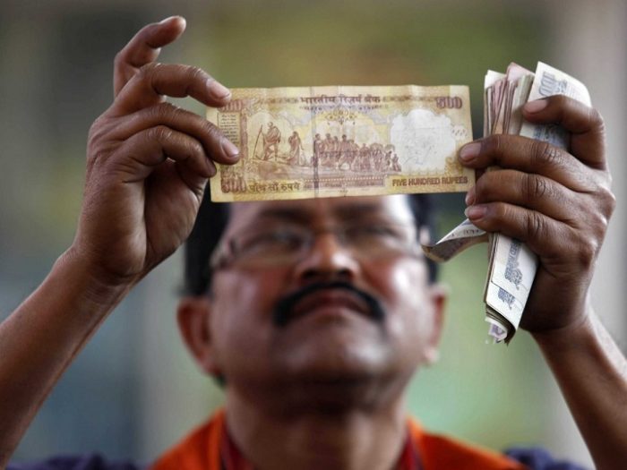 Ở Việt Nam hiện nay đang có một vài ngân hàng được phép đổi tiền Ấn Độ sang Việt Nam