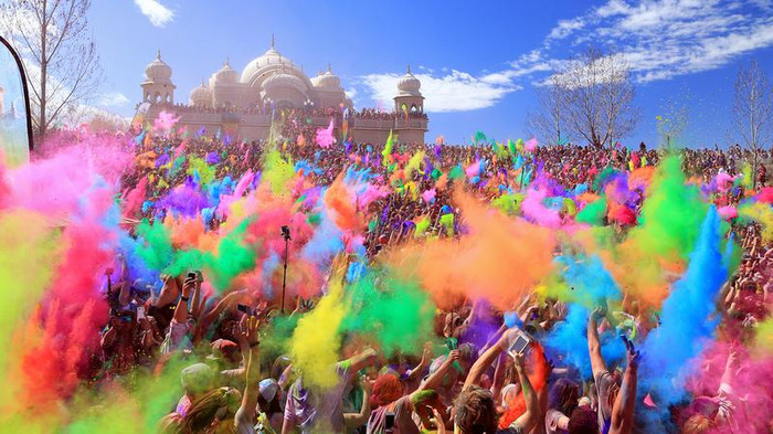 Ấn Độ tràn ngập trong màu sắc của lễ hội Holi
