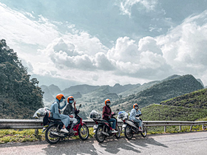 Khi di chuyển tới Hà Giang bằng xe máy, bạn nên đi theo đoàn để hạn chế nhiều rủi ro trên hành trình du lịch Hà Giang 3 ngày 2 đêm nhé