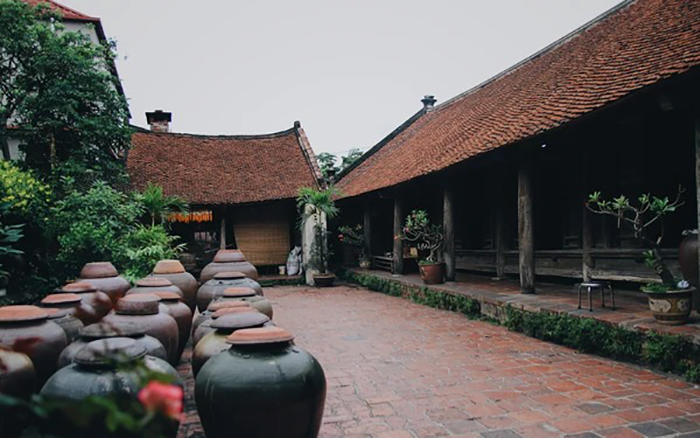 Nhà cổ ông Nguyễn Văn Hùng xóm Sui Dưới, thôn Mông Phụ, xã Đường Lâm, Thị xã Sơn Tây, là di tích được xếp hạng nhà cổ loại I dạng dân sinh.