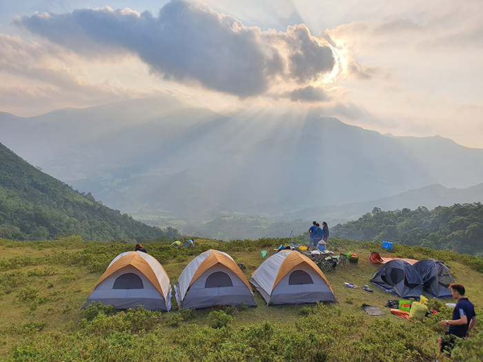 Núi Cao Ly Bình Liêu bao quanh bởi những thảm cỏ xanh, không khí trong lành là điểm đến lý tưởng để cắm trại và trekking săn mây.