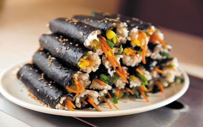 Những món ăn chính giúp bạn no nê trong chuyến đi Hàn có thể kể đến như cơm cuộn, ghim bap, kim chi…