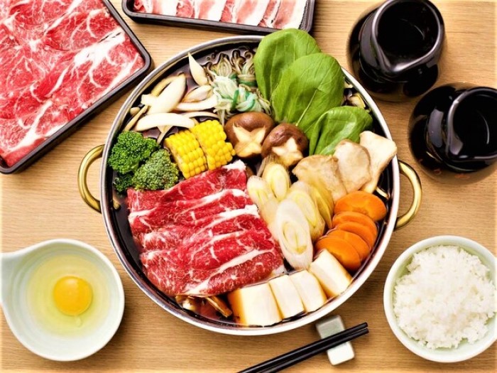 Món lẩu (nabe) có rất nhiều loại mà trước tiên phải kể đến là sukiyaki, shabushabu, chankonabe