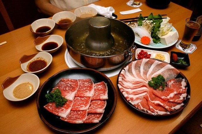 Các thành phần sẽ được nhà hàng chần trong nước dùng thịt bò và ăn kèm với ponzu (loại nước chấm chuyên dụng thường được nêm thêm vừng)