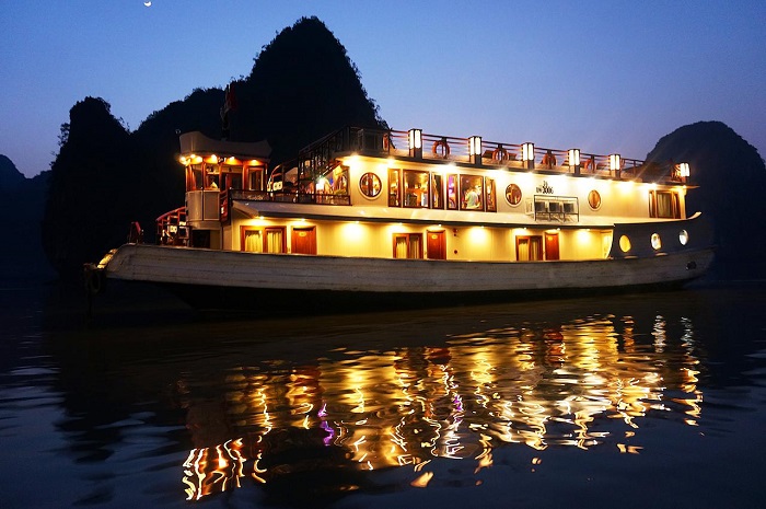 Oriental Sails là du thuyền thanh lịch xuôi dòng nước trong xanh của Vịnh Hạ Long