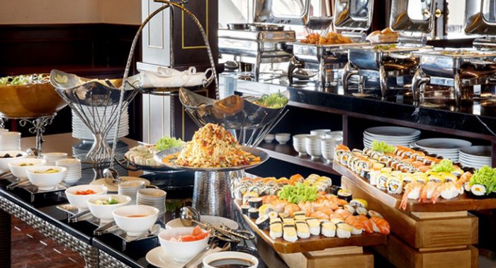 Buffet với các món ăn đa dạng tạo nên ẩm thực trên du thuyền Hạ Long