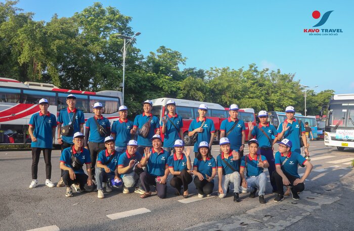Đội ngũ nhân viên và hướng dẫn viên của Du lịch Khát Vọng Việt luôn sẵn sàng hỗ trợ quý khách