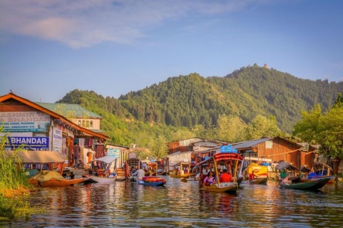 Khu vực Kashmir thuộc Ấn Độ có hồ Dal đẹp đến nao lòng