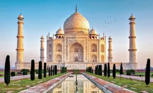 Đền Taj Mahal được xây dựng chủ yếu bằng đá cẩm thạch
