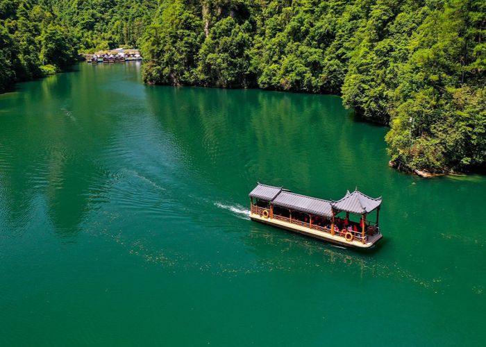 Sông Maoyan xanh ngắt nhu ngọc bích