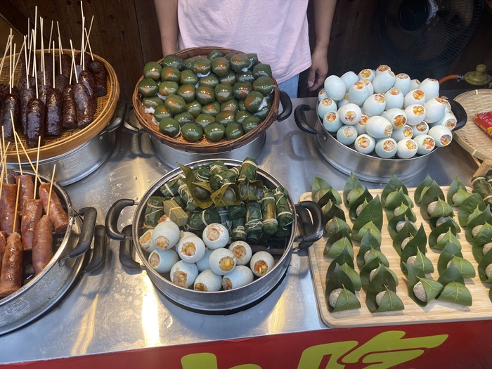 Bánh đồng diệp (màu xanh) là món ăn truyền thống của người dân tộc Miêu