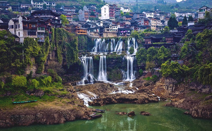 Phù Dung Trấn - thị trấn cổ tọa lạc trên đỉnh thác 