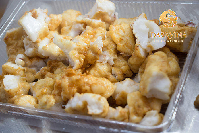 Miếng chả mực Bá Kiến thương hiệu DASAVINA thơm ngon, còn rõ nguyên thớ mực đã trở thành món ăn quen thuộc của nhiều thực khách