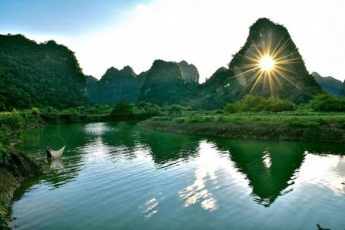Núi Mắt Thần là địa điểm check-in được nhiều bạn trẻ yêu thích