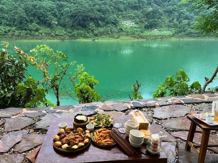 Hồ Thang Hen có diện tích rộng lớn, nước trong xanh quanh năm