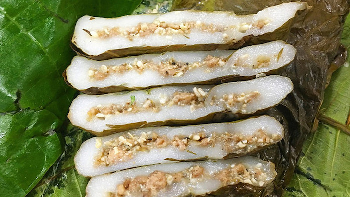 Bánh trứng kiến được làm từ trứng non của loài kiến đen