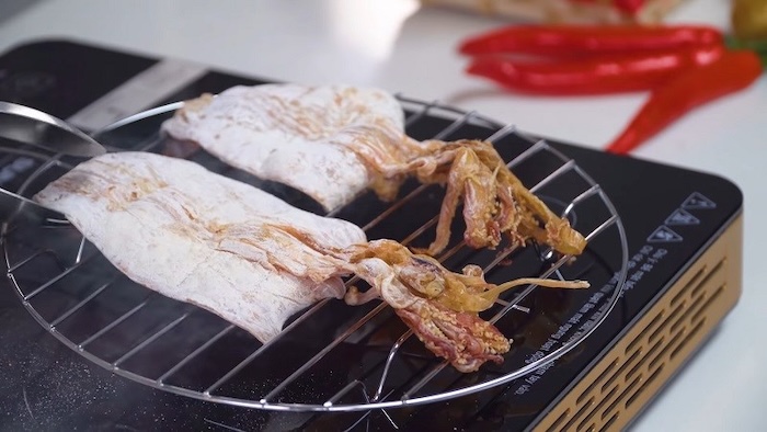 Mực khô nướng than hoa luôn là chân ái với hương vị khác biệt