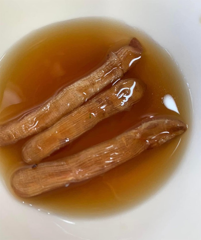 Nước mắm sá sùng thật thường có màu vàng hổ phách hoặc nâu cánh gián