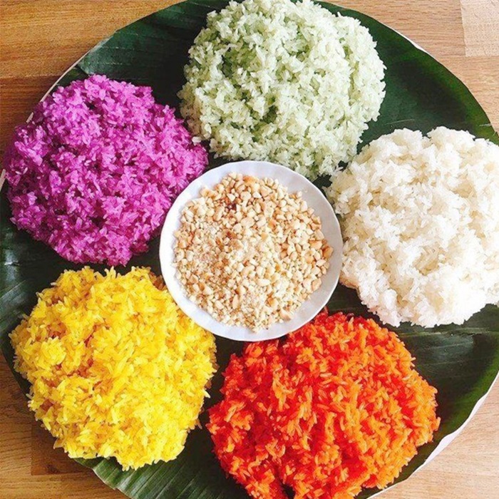 Xôi được nấu từ nếp nương hạt to, dẻo thơm và có vị ngọt tự nhiên