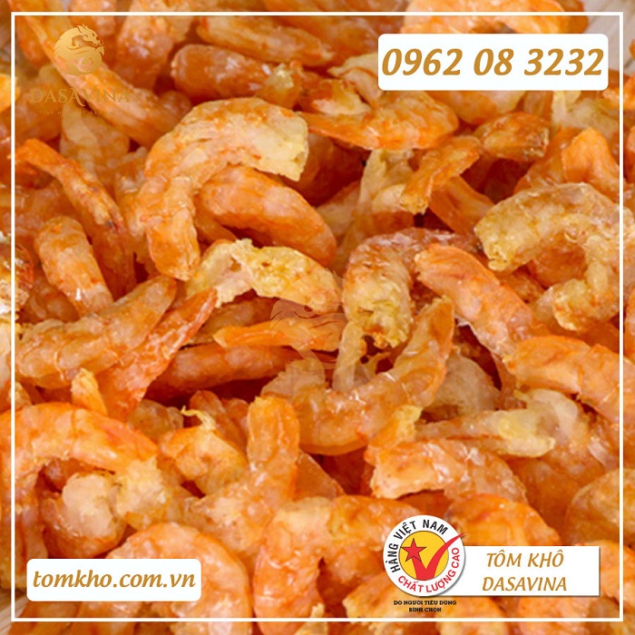 Khách hàng nên kiểm tra mùi hương khi lựa chọn tôm khô