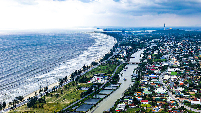Du lịch Quảng Ngãi hấp dẫn du khách với biển xanh, thiên nhiên hoang sơ và nhiều điểm tham quan độc đáo.