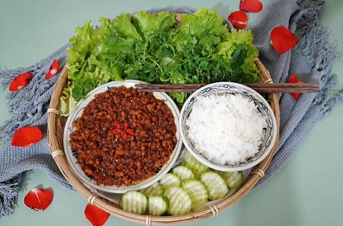 Nên kết hợp ăn thịt chưng mắm tép với nhiều rau xanh